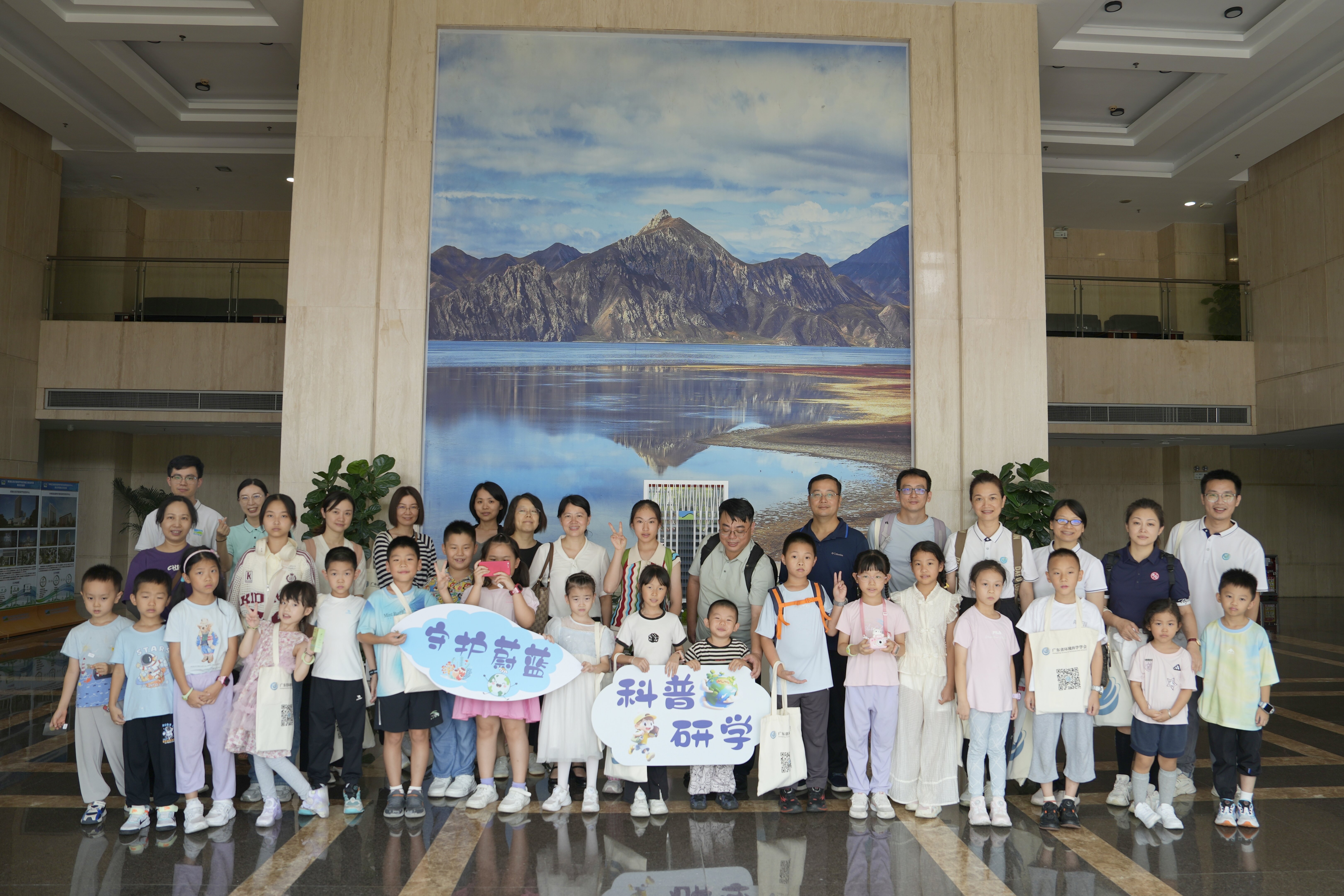 4 科普研学活动合影.jpg